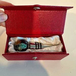 World Globe Black and Silver Wine Stopper (New in Box)